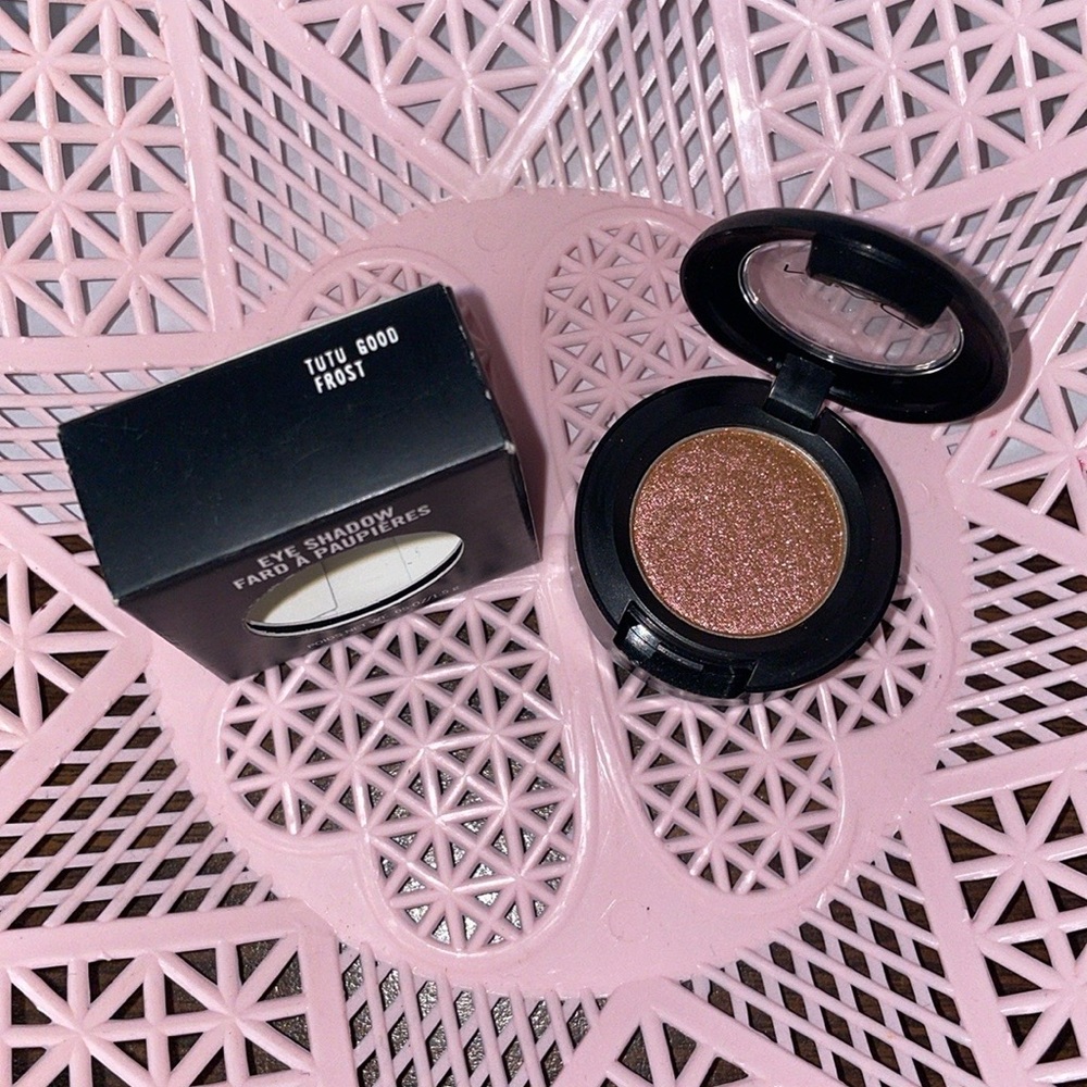 NIB-MAC FROST Eyeshadow 
TUTU GOOD